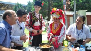 Bursa’da dansçılar sahnede değil mutfakta yarıştı