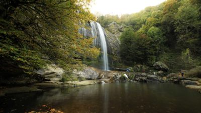 Mustafakemalpaşa'daki Suuçtu Şelalesi’nde sonbaharın gelmesiyle oluşan renk cümbüşü büyülüyor. İşte
